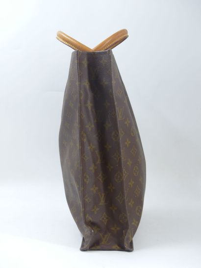 LOUIS VUITTON. Flat bag in monogram canvas...