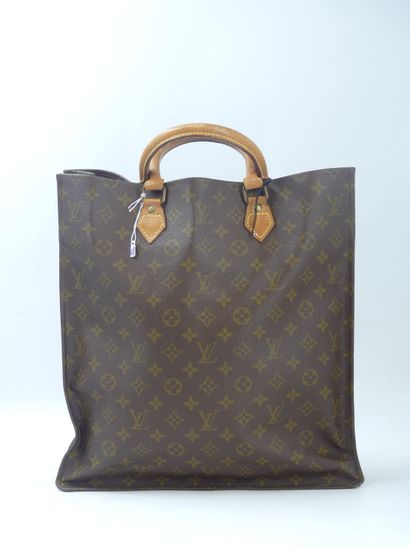 LOUIS VUITTON. Flat bag in monogram canvas...