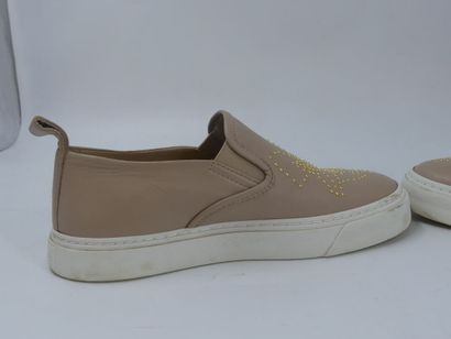 CHLOE. Pair of shoes in pink beige leather...