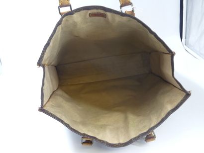 LOUIS VUITTON. Flat bag in monogram canvas...
