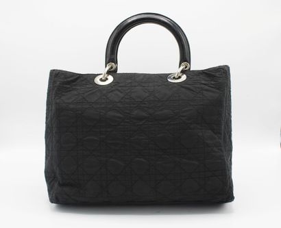 DIOR. Sac à main Lady Dior grand modèle en...