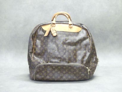 LOUIS VUITTON. Soft travel bag in monogram...