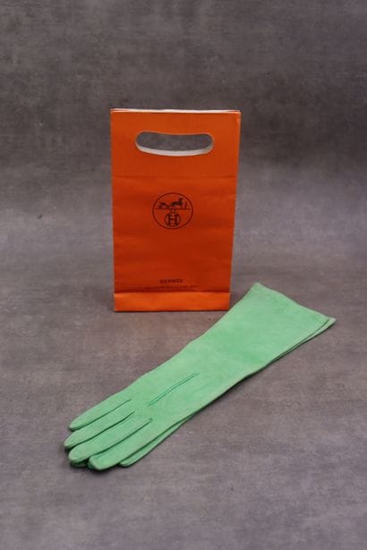 HERMES. Pair of gloves in green skin. With...