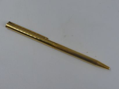 DUPONT. Ballpoint pen in silver gilt, signed,...