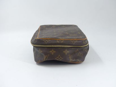 LOUIS VUITTON. Monogram canvas case. Dimensions:...