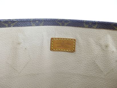 LOUIS VUITTON. Flat bag in monogram canvas...