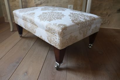 Pouf rectangulaire sur quatre roulettes ....