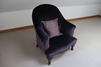 Fauteuil crapaud recouvert d'un velours lisse...