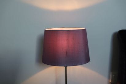 Paire de luminaires à poser en métal reposant...