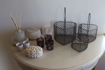 Objets de décoration. 
Trois paniers métal...