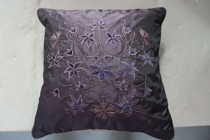 Fauteuil crapaud recouvert d'un velours lisse...