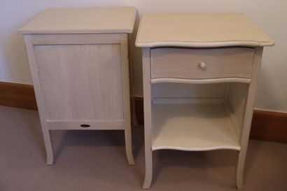 Paire de tables de chevet en bois naturel...