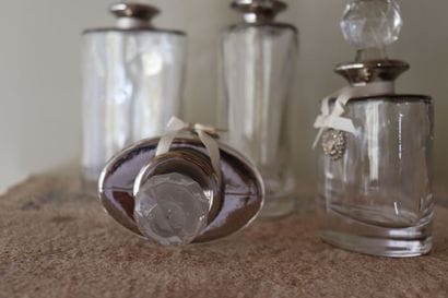 VERRERIE
Quatre flacons en verre avec leur...