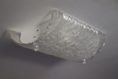 Plafonnier et applique 
Un plafonnier à deux...