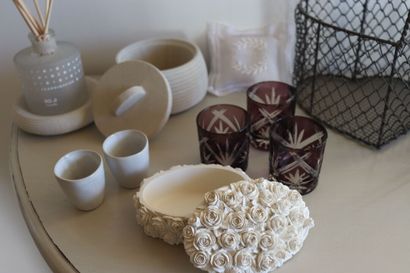 Objets de décoration. 
Trois paniers métal...