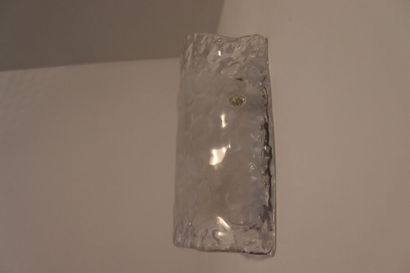 Plafonnier et applique 
Un plafonnier à deux...