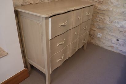 Commode ouvrant à trois tiroirs en bois naturel...