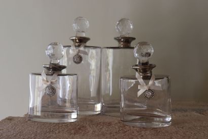 VERRERIE
Quatre flacons en verre avec leur...