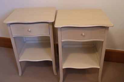 Paire de tables de chevet en bois naturel...