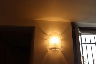 Plafonnier et applique 
Un plafonnier à deux...
