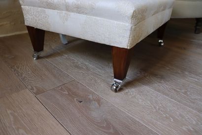 Pouf rectangulaire sur quatre roulettes ....