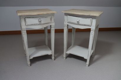 Deux tables de chevet ouvrant à un tiroir...