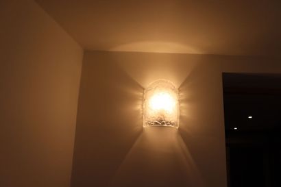 Plafonnier et applique 
Un plafonnier à deux...