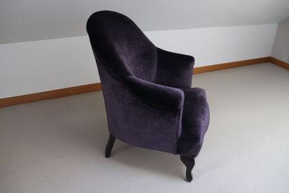 Fauteuil crapaud recouvert d'un velours lisse...