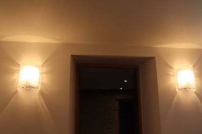 Plafonnier et applique 
Un plafonnier à deux...