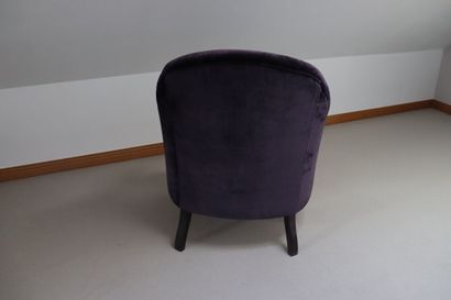 Fauteuil crapaud recouvert d'un velours lisse...