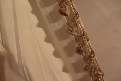 Tenture à motifs de feuilles et de fleurs...