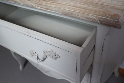 Commode ouvrant par deux tiroirs 
FLAMANT...
