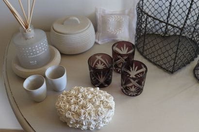Objets de décoration. 
Trois paniers métal...