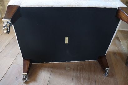 Pouf rectangulaire sur quatre roulettes ....