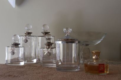 VERRERIE
Quatre flacons en verre avec leur...