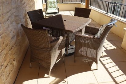 Mobilier de terrasse composé d'une table...