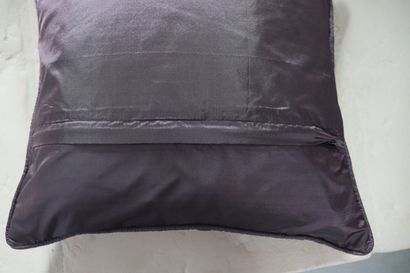 Fauteuil crapaud recouvert d'un velours lisse...