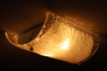 Plafonnier et applique 
Un plafonnier à deux...