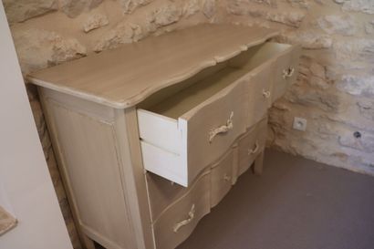 Commode ouvrant à trois tiroirs en bois naturel...