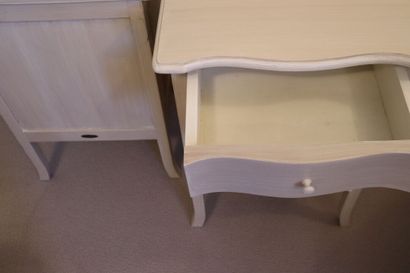 Paire de tables de chevet en bois naturel...