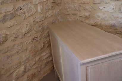 Commode ouvrant à trois tiroirs en bois naturel...