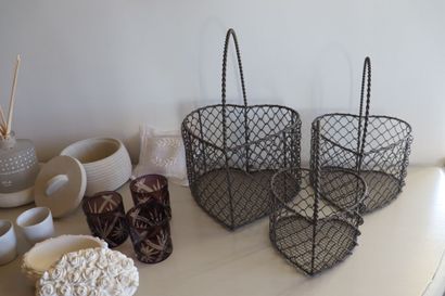 Objets de décoration. 
Trois paniers métal...