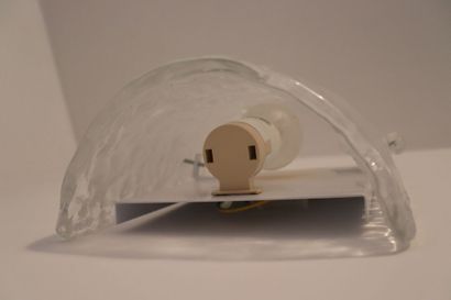 Plafonnier et applique 
Un plafonnier à deux...