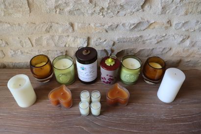 Bougies 
Huit bougies dans des pots en verre...