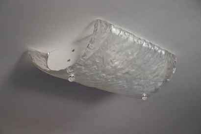 Plafonnier et applique 
Un plafonnier à deux...
