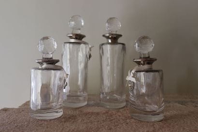 VERRERIE
Quatre flacons en verre avec leur...