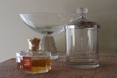 VERRERIE
Quatre flacons en verre avec leur...