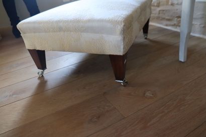 Pouf rectangulaire sur quatre roulettes ....