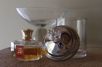 VERRERIE
Quatre flacons en verre avec leur...