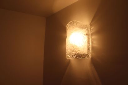 Plafonnier et applique 
Un plafonnier à deux...
